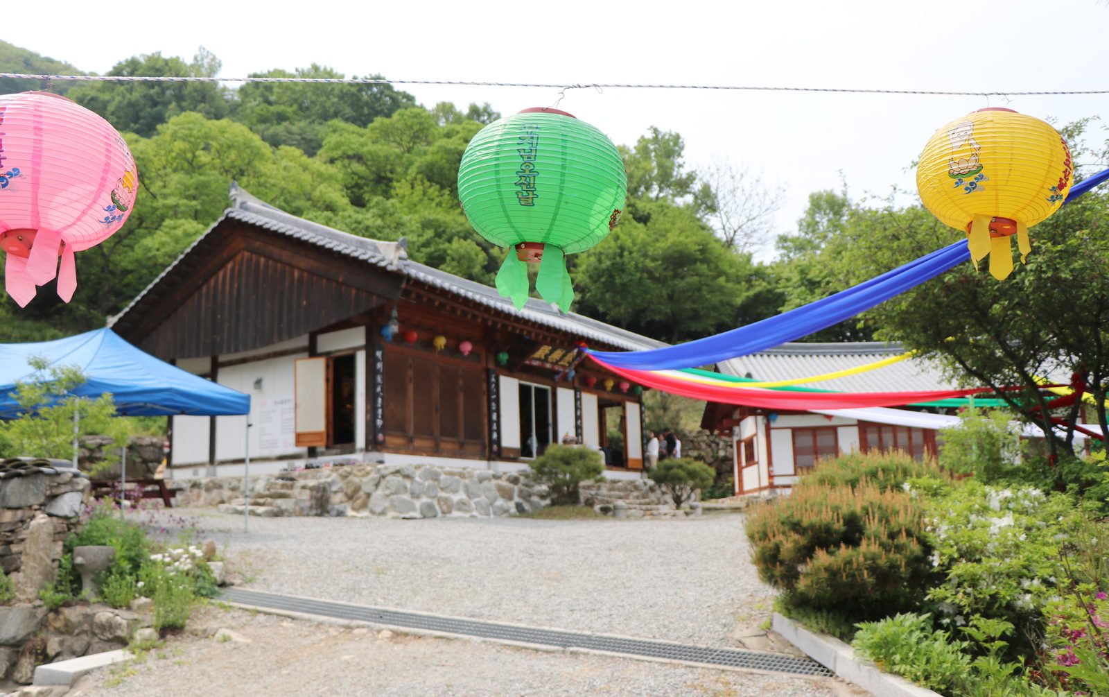 연등 아래 법당과 오색 천