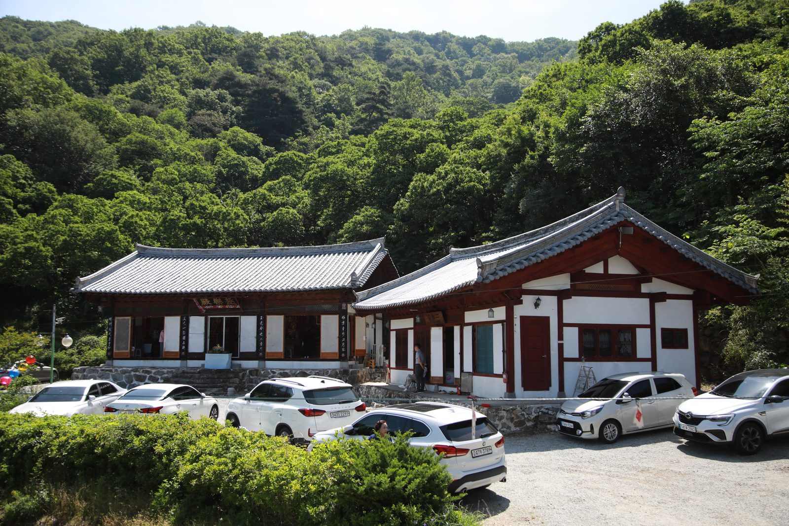 법당 앞 마당 전경