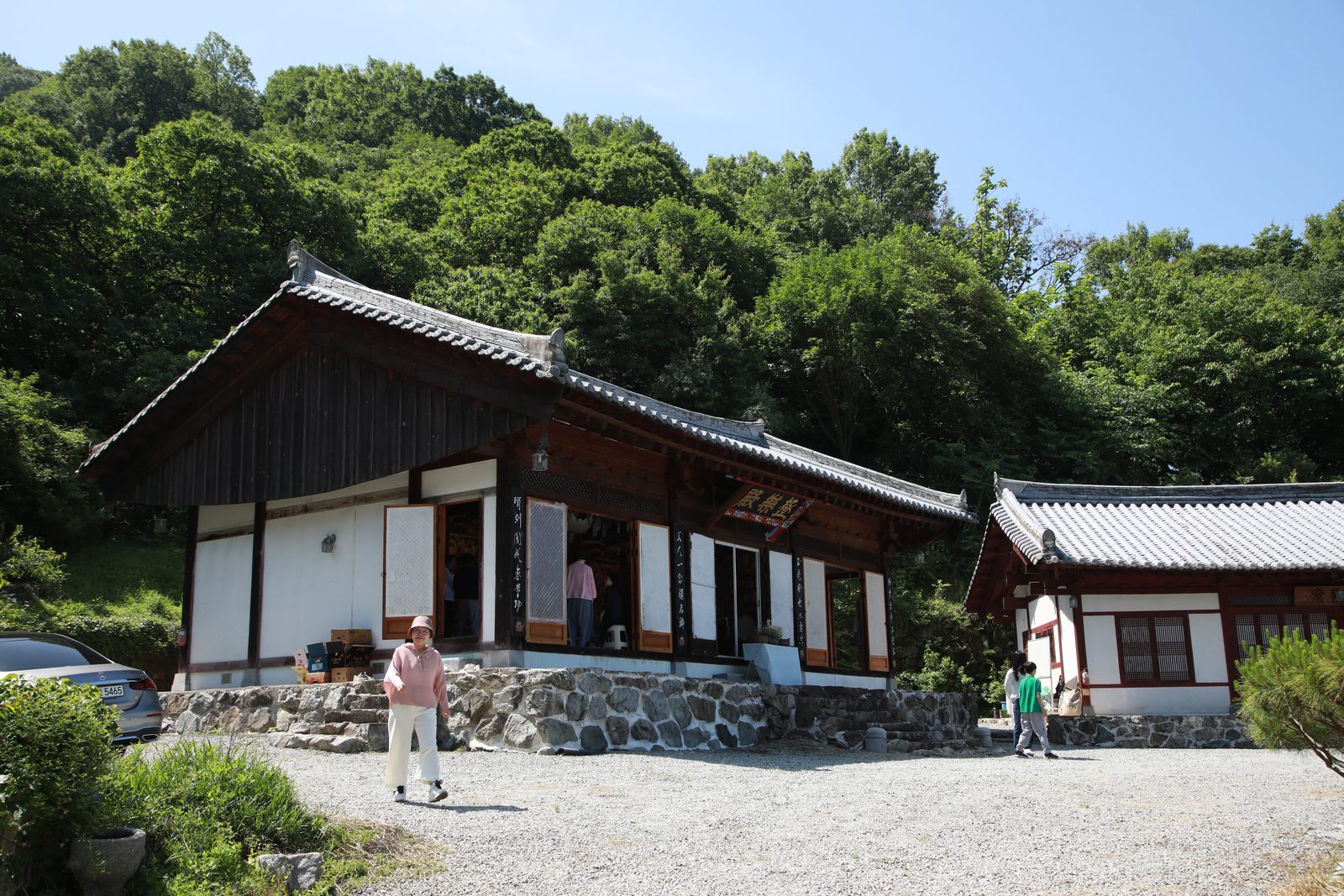 꽃 사이 동자 불상